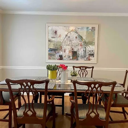 Modern 4 Bedroom Pets Welcome